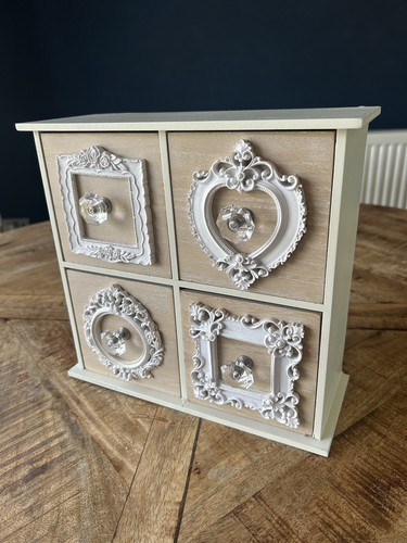 Armadio decorato stile vintage