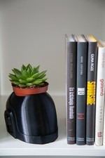 Fioriera con casco ispirato da