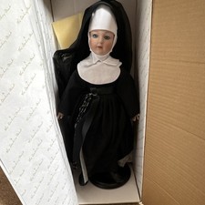 Bambola suora porcellana