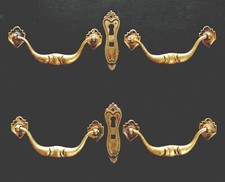 4 MANIGLIE ANTICHE STILE CLASSICO IN OTTONE PER MOBILI + 2 PIASTRINE SERRATURA