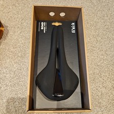 Sella bici da strada Fizik Antares R1 Open Carbon Rail regolare 142 mm nera