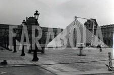 Foto vintage Parigi, La piramide di vetro del Louvre, 1988, stampa 21 x 15 cm