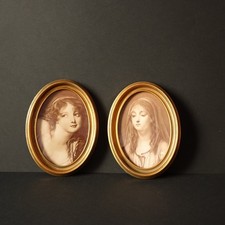 Coppia di cornici in plastica dorata con riproduzione di stampe antiche – J. B. 