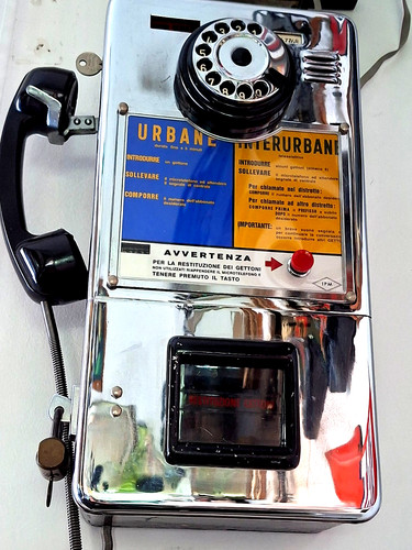 Telefono pubblico gettoni - telefono, a