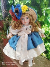 Bambola in porcellana seduta