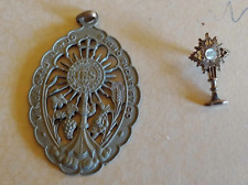 Interessante ciondolo e spilla