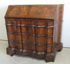 Cassettone antico sagomato con anta ribalta.