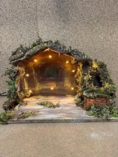 Capanna con cascata e luci