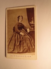 donna seduta in gonna /