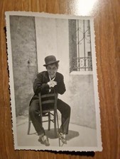 20353. Foto cartolina donna seduta frac e bombetta costume italia aa 40 - 13x9