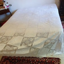 Copriletto in lino ricamato