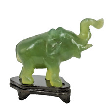 Elefante in giada scolpita, su