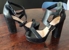 Tacchi a sandalo con cinturino plateau grossi in pelle nera Schutz molto alti