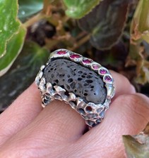 Anello in argento brunito con pietra vulcanica e zirconi - misura 58