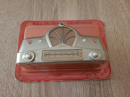 Vecchia radio miniatura - vecchia, in