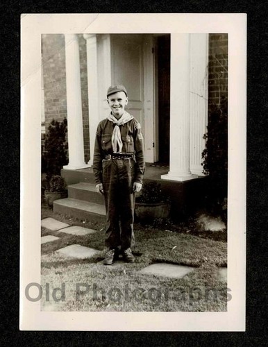 Happy boy scout uniforme - in,