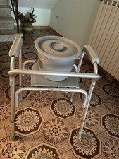 Sedia WC COMODA per persone con ridotte capacità fisiche.