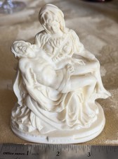 Statua Maria che tiene Gesù