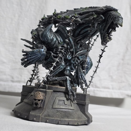 Captive alien queen statue - alien,