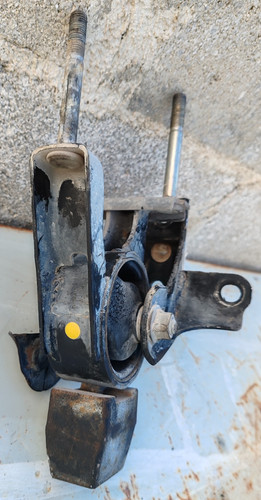 Staffa mozzo motore toyota - staffa,
