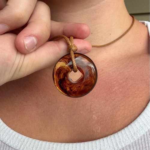 Collana con ciondolo marrone