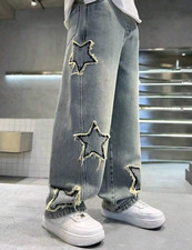 Jeans da ragazzo dritti e strappati in stile grunge, pantaloni svasati con penta