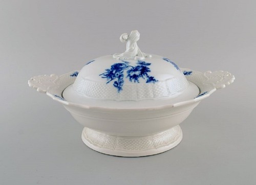 Antica zuppiera con coperchio