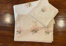 Lenzuola di cotone ricamate e coperta