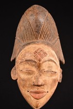 Una maschera primitiva Punu
