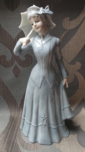Fine porcelain lady with - ,