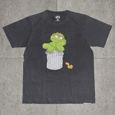 T Shirt UNIQLO UT x KAWS x SESAME STREET Size S SMALL Oscar The Grouch 2018 Grey