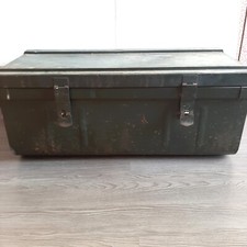 Antico baule in ferro con