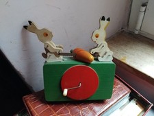 GIOCATTOLO ANTICO AUTOMATICO IN LEGNO 2 CONIGLIETTI SEGANO LA CAROTA.