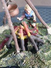 presepe pastorelli accanto al fuoco da campo stilizzato 10 cm ca.Confalonieri