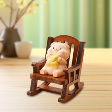 Figurina di maiale con sedia a