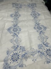 Splendida Tovaglia vintage Bisso di Lino con ricchi ricami Blu e Azzurri