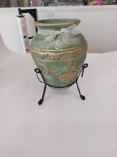 Vaso Etrusco Verde Con Supporto In Ferro Nero