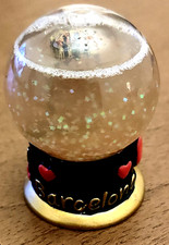 Palla di vetro con neve