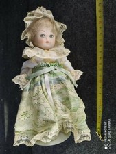 VECCHIA BAMBOLA DI PORCELLANA VINTAGE VESTITO VERDE CM 23