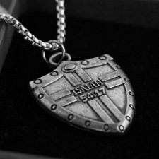 Collana con ciondolo scudo