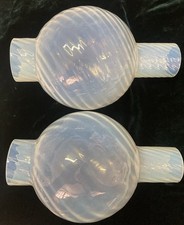 Coppia Di Paralumi Antichi, Vetro Soffiato Opalescente. Lampada Petrolio