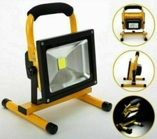 FARO FARETTO LED RICARICABILE PORTATILE TORCIA EMERGENZA LAMPADA 30 W