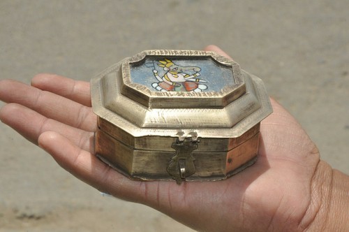 Vecchio ottone fatto - a, mano