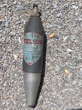 Vecchio estintore vuoto usato per auto d'epoca