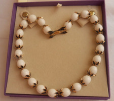 COLLANA firmata TRIFARI sfere ovali in lucite  colore bianco e lacca blu cm 45