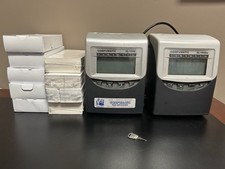 Registratori di tempo Compumatic XL1000 e XL100e con 9 confezioni di schede temporali e una chiave