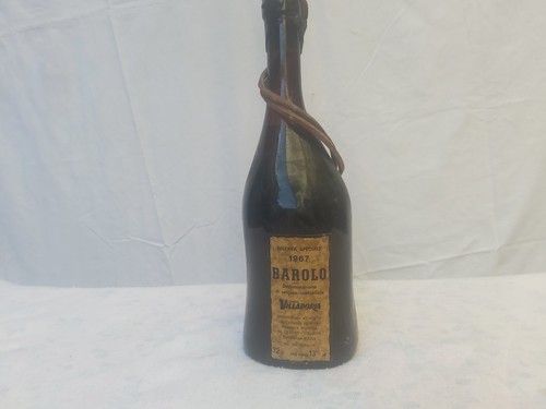 Bottiglia barolo cantine - barolo,