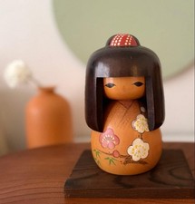 Piccola bambola Kokeshi kimono