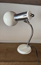 Lampada da tavolo in metallo