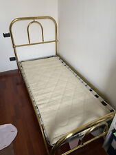 letto singolo in ottone con rete in doghe